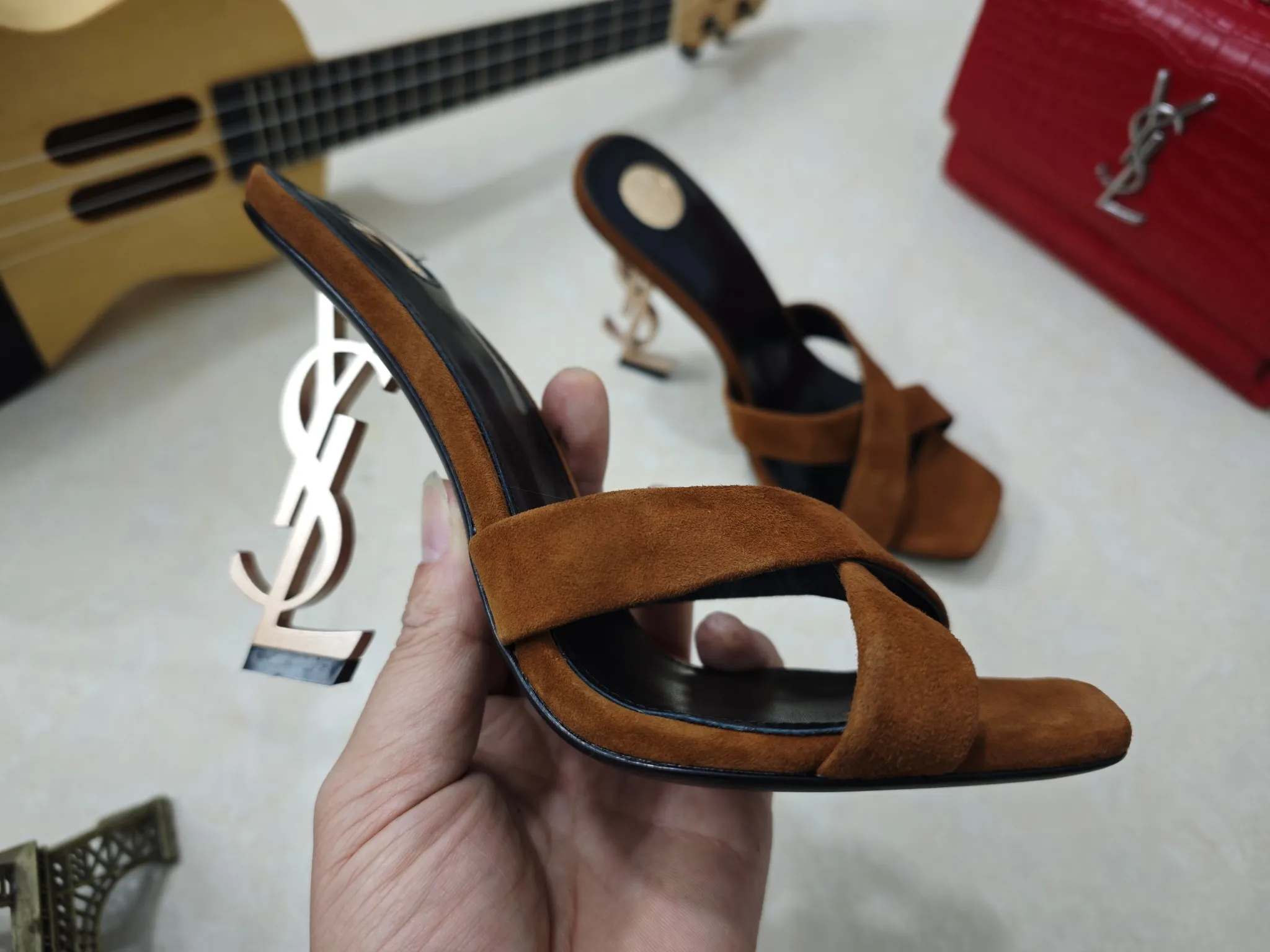 👟👟Ex-factory price 540👟👟【Saint Laurent】Yves Saint Laurent, high-heeled YSL high heels💃2025 early spring counter synchronizes the latest styles, YSL, decoration👠 Classic and high-quality glamorous masterpieces, the hottest autumn and winter series in the counter, with temperament, fashion, classic and attractive design style 😌The effect on the feet is particularly beautiful〰️, the materials are imported from Italy 🇮🇹 calf, imported black sheepskin, lining, and foot pads; sheepskin, stiletto high heels, size 35-41 (34.41.42 must be customized, non-refundable) outsole; imported genuine leather outsole, with full counter packaging